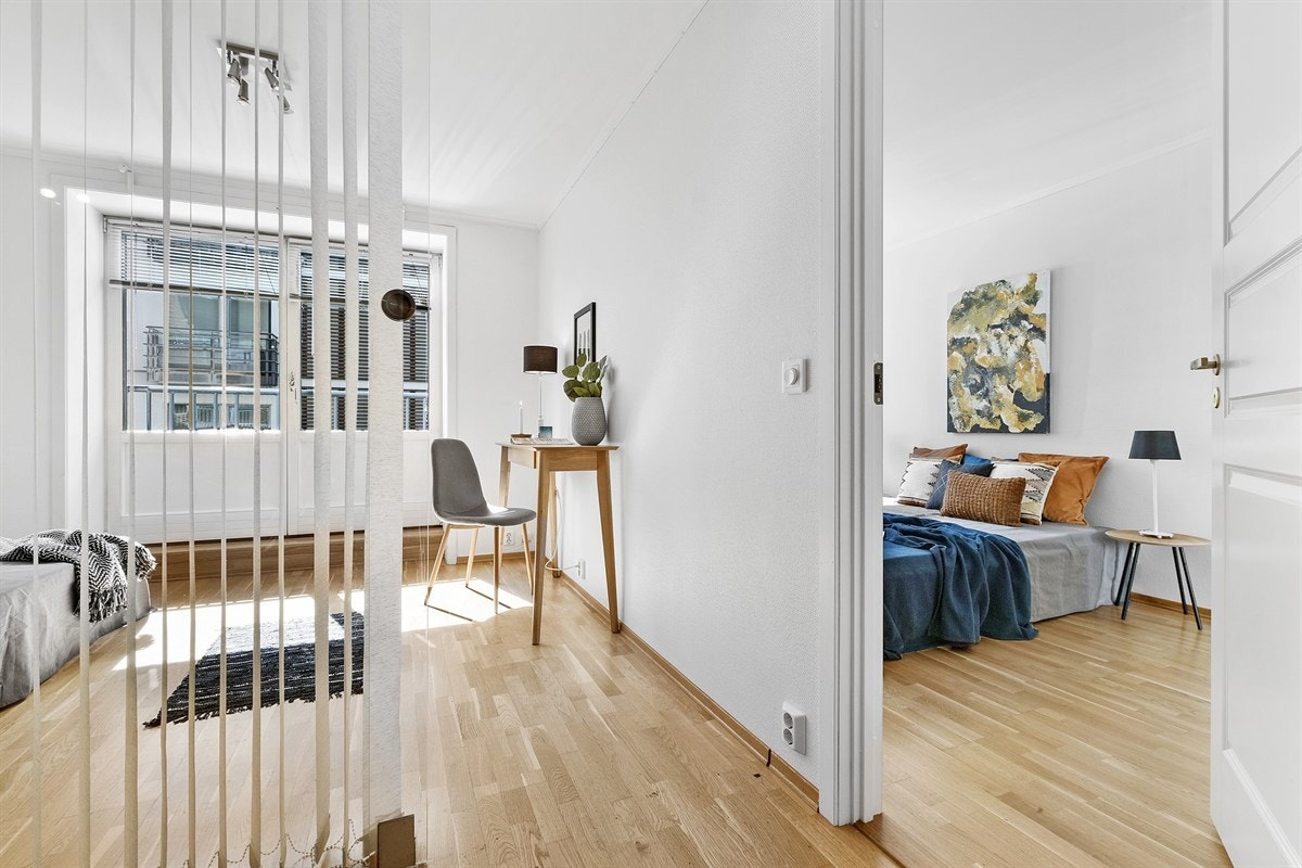 Her er det gardiner som skjermer både ute og inne. Galleribilde