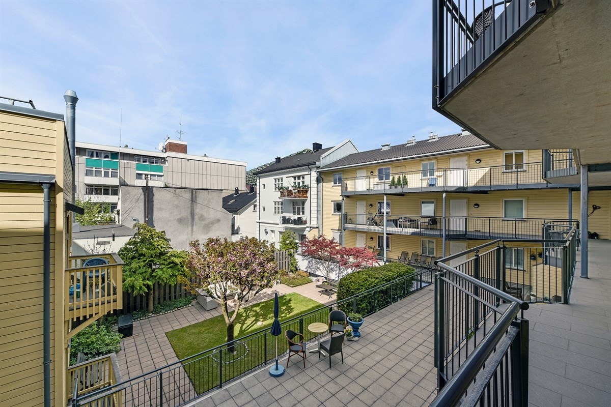 Boligblokken ligger på en lett skrånende sentrumstomt, og i bakgården er det et skjermet og fint fellesområde du kan benytte deg av. Galleribilde