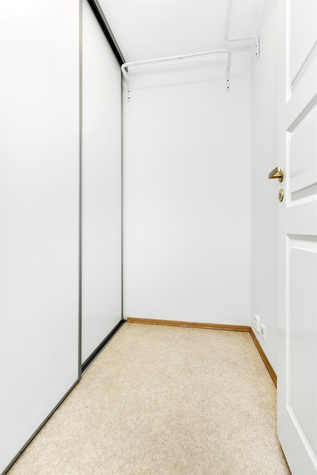 Innvendig bod med skyvedørsgarderobe. Galleribilde
