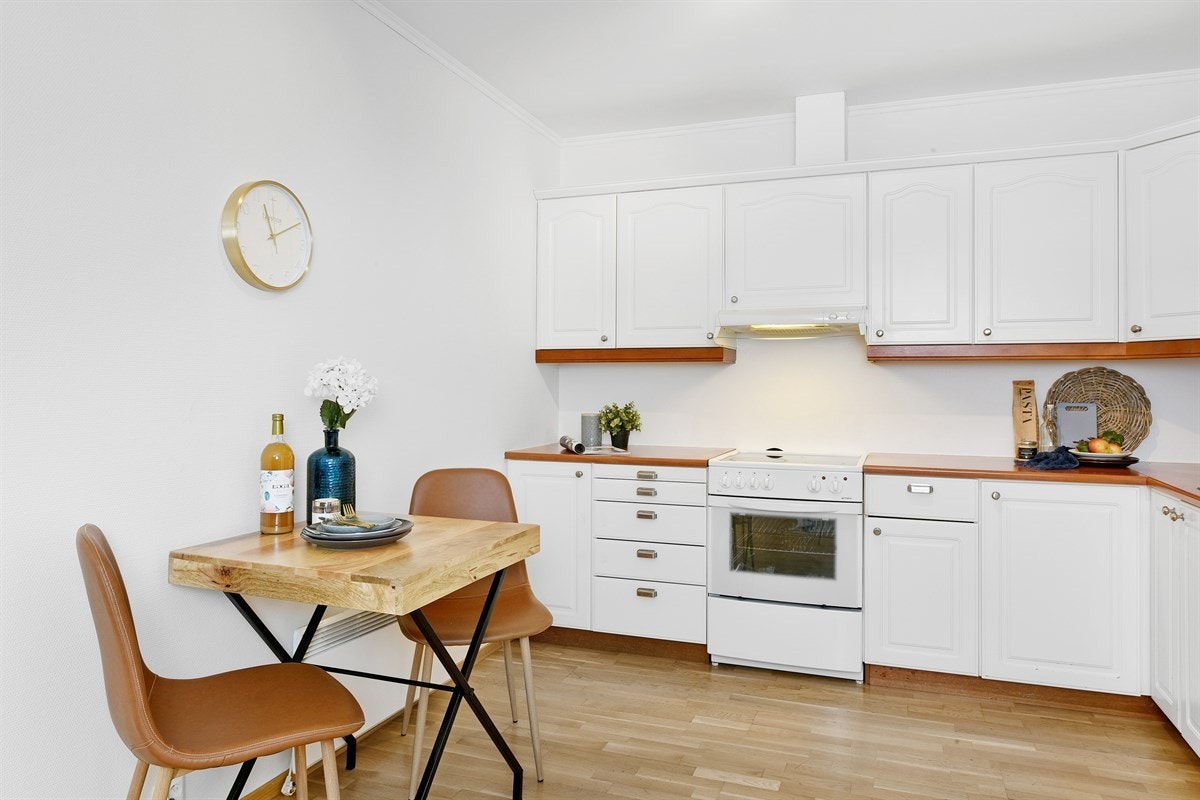 Innredningen er pen og har lyse, profilerte fronter, benkebelysning, laminerte benkeplater og oppvaskkum i stål med avrenningsfelt. Videre er kjøkkenet utstyrt med komfyr, kombinert kjøl/frys, oppvaskmaskin og stillegående ventilator. Galleribilde