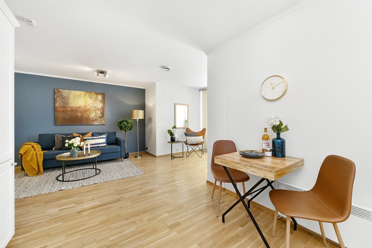 Det er god plass til både spiseplass og sofa. Galleribilde