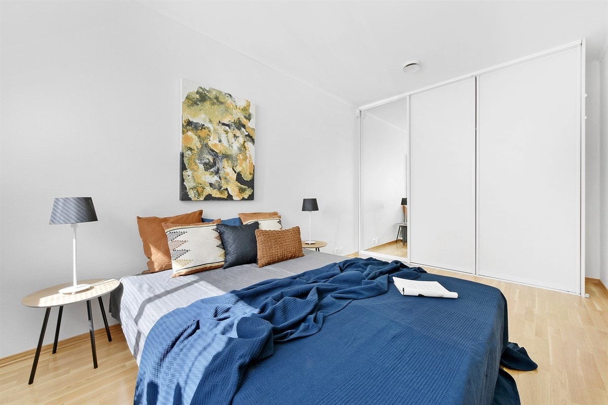 Det er skyvedørsgarderobe på hovedsoverommet. Galleribilde