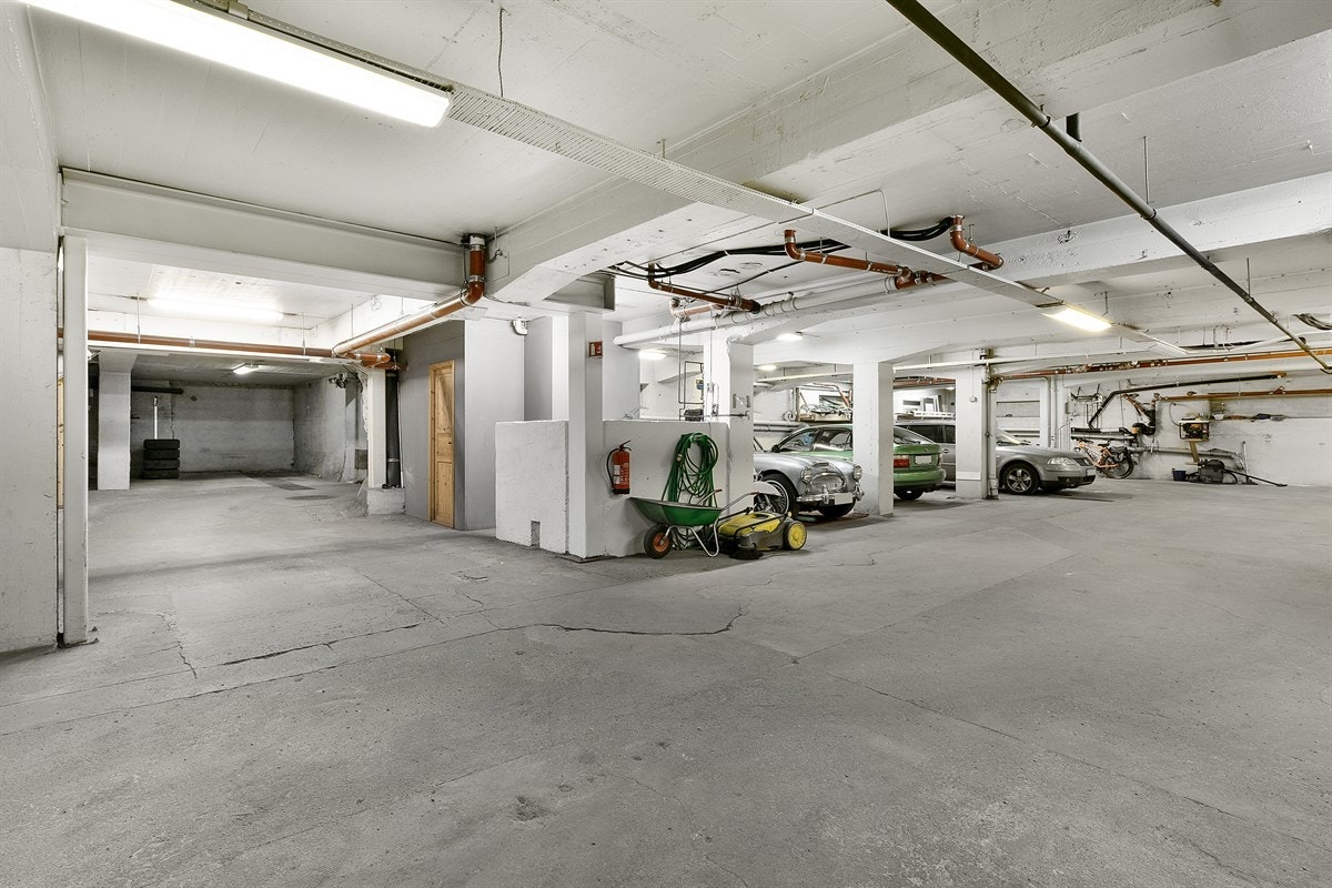 Det medfølger 1 oppmerket garasjeplass i felles garasjekjeller. Galleribilde