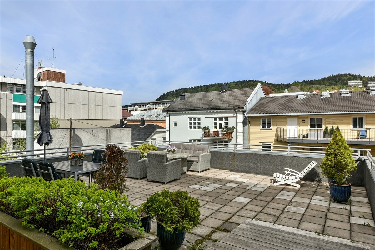 Felles takterrasse med flere sittegrupper. Galleribilde