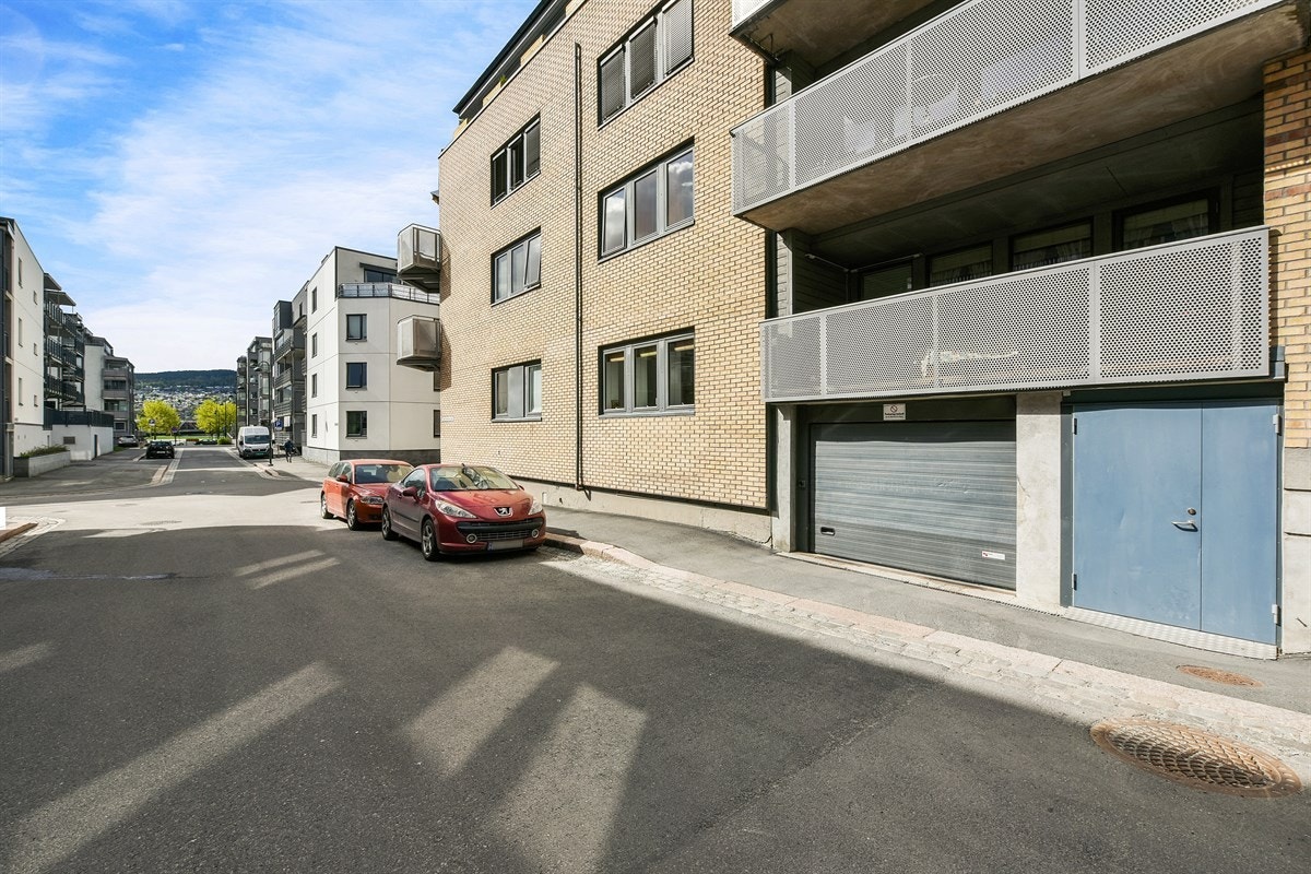 Innkjøring til felles garasjeanlegg. Galleribilde