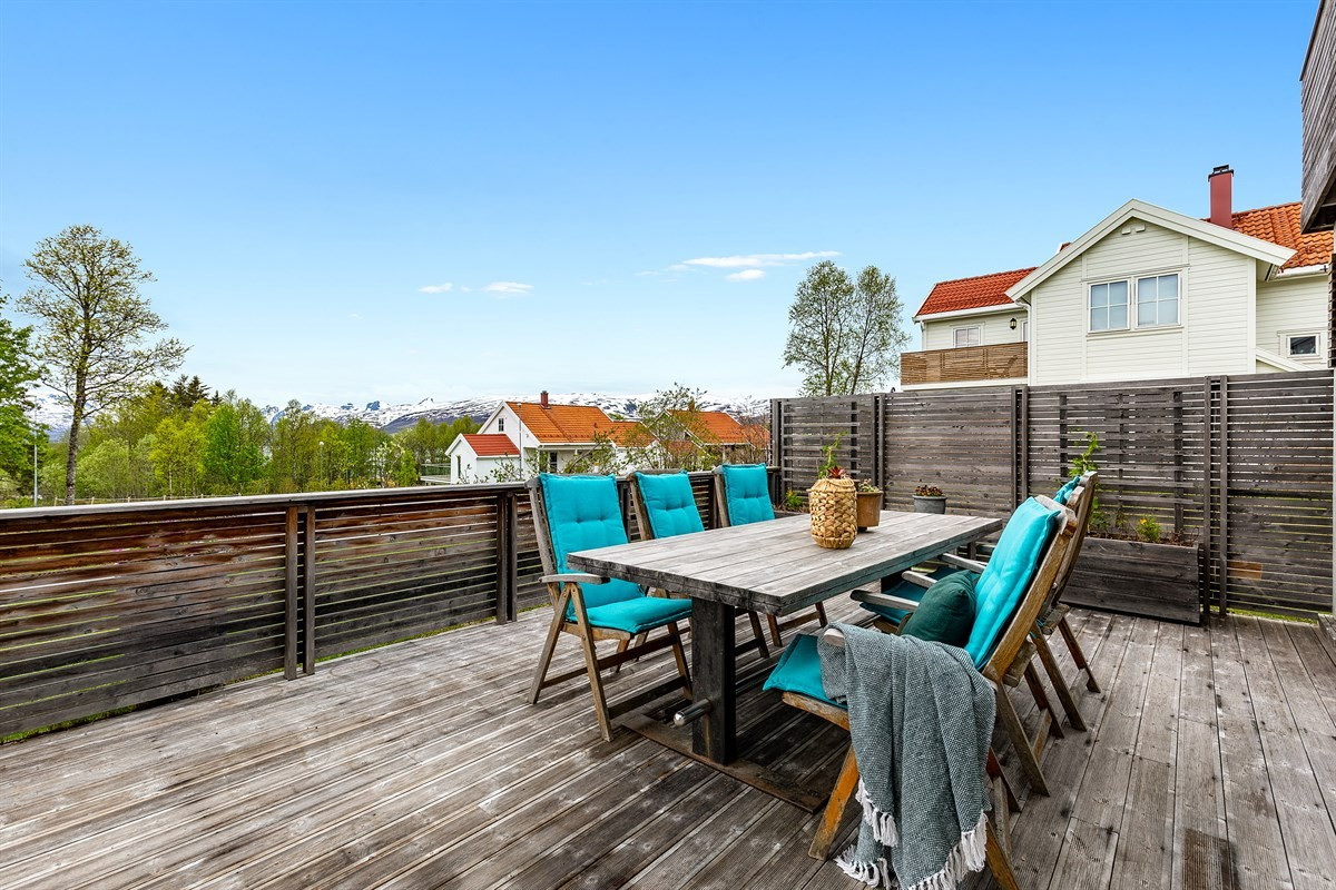 Stor vestvendt terrasse med flott utsikt og gode solforhold