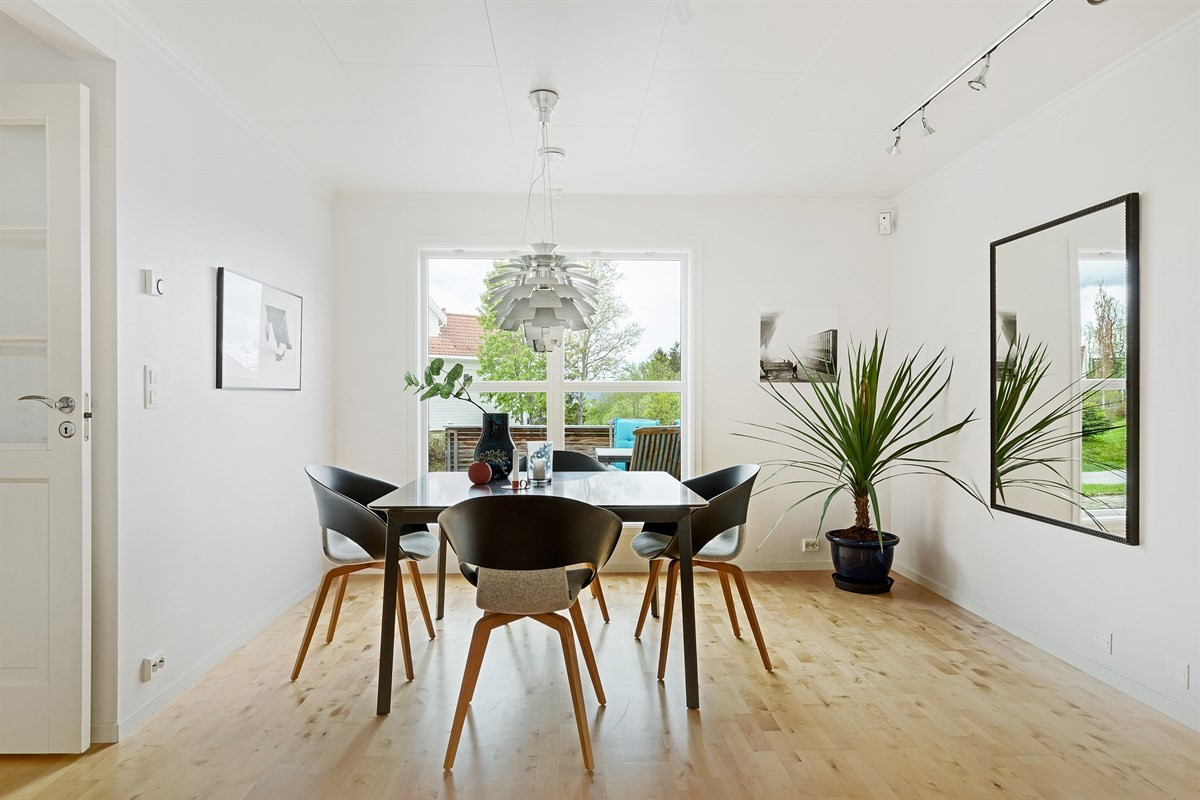 Spiseområde med utsikt mot vestvendt terrasse. Taklampe følger ikke med