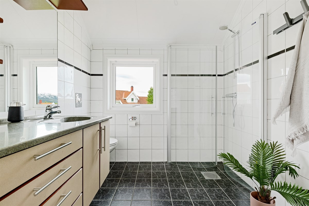 Bad i 2. etasje er komplett fliselagt med wc, servant og dusjhjørne