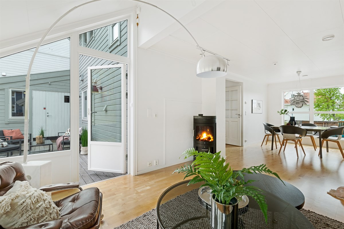 Store vindusflater i stue gir godt med lysinnslipp, samt vedfyring i stue gir god oppvarming