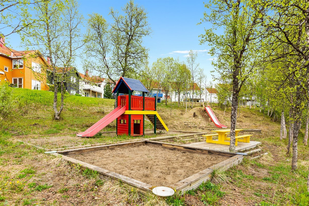 Boligen ligger i et barnevennlig boligområde, med kort vei til skole og lekeplass