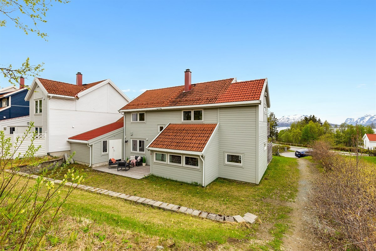 Østvendt fasade med terrasseplatt i bakhagen