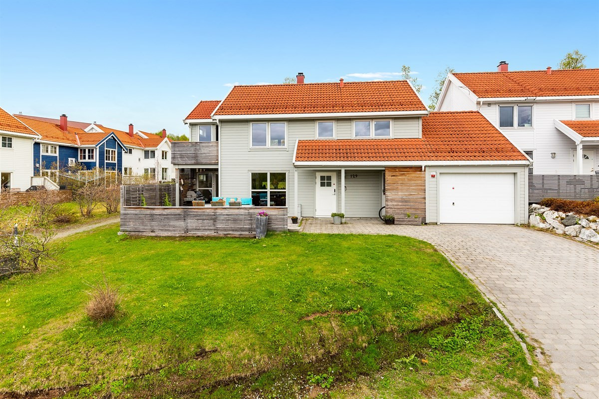 Tomten er opparbeidet og beplantet med plen, og det er god plass til parkering i garasje og på eiendommen