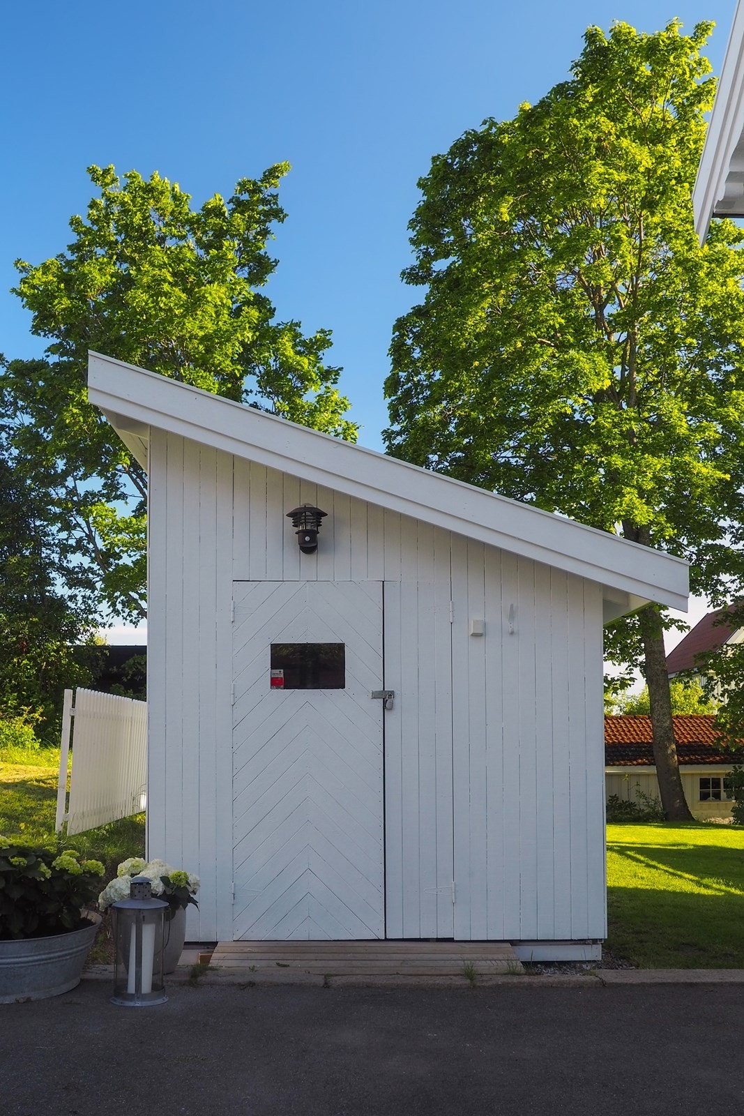 Redskaps- og sykkelbod fra 2017 er bygd i stil med husene. Galleribilde