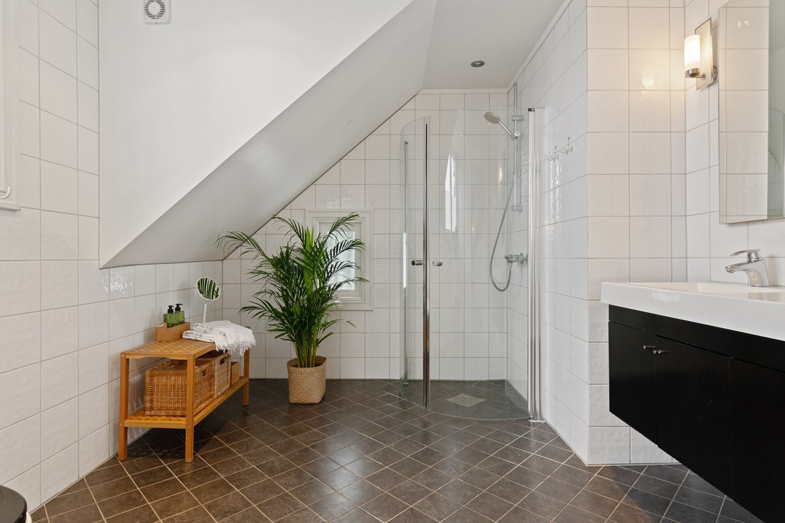 Bad i 2. etg. med vindu på to sider. Galleribilde