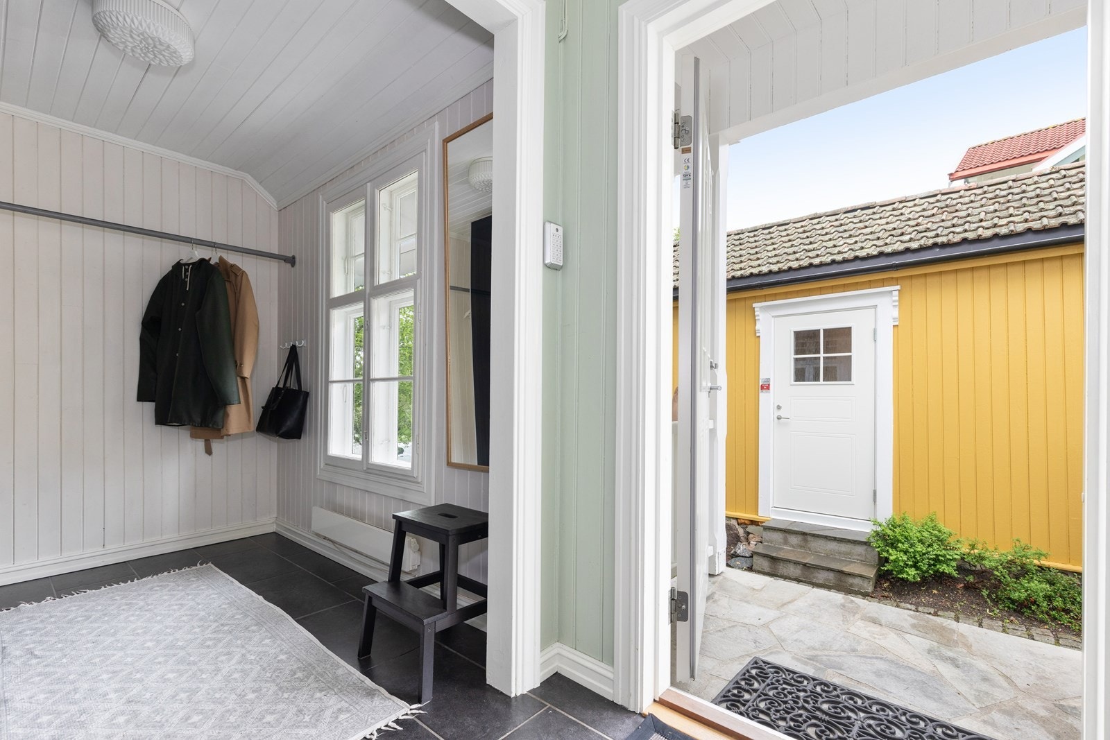 Trivelig inngangsparti med brostein og skiferbelagt trapp. Galleribilde