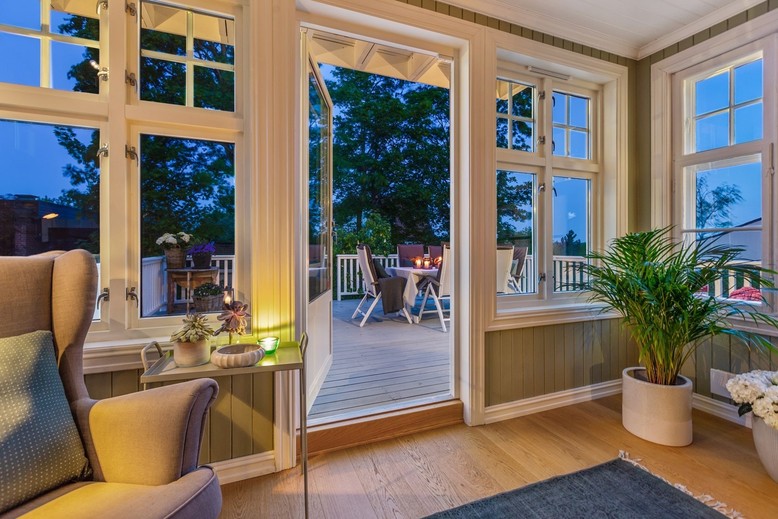 Direkte utgang til terrassen fra glassveranda. Galleribilde