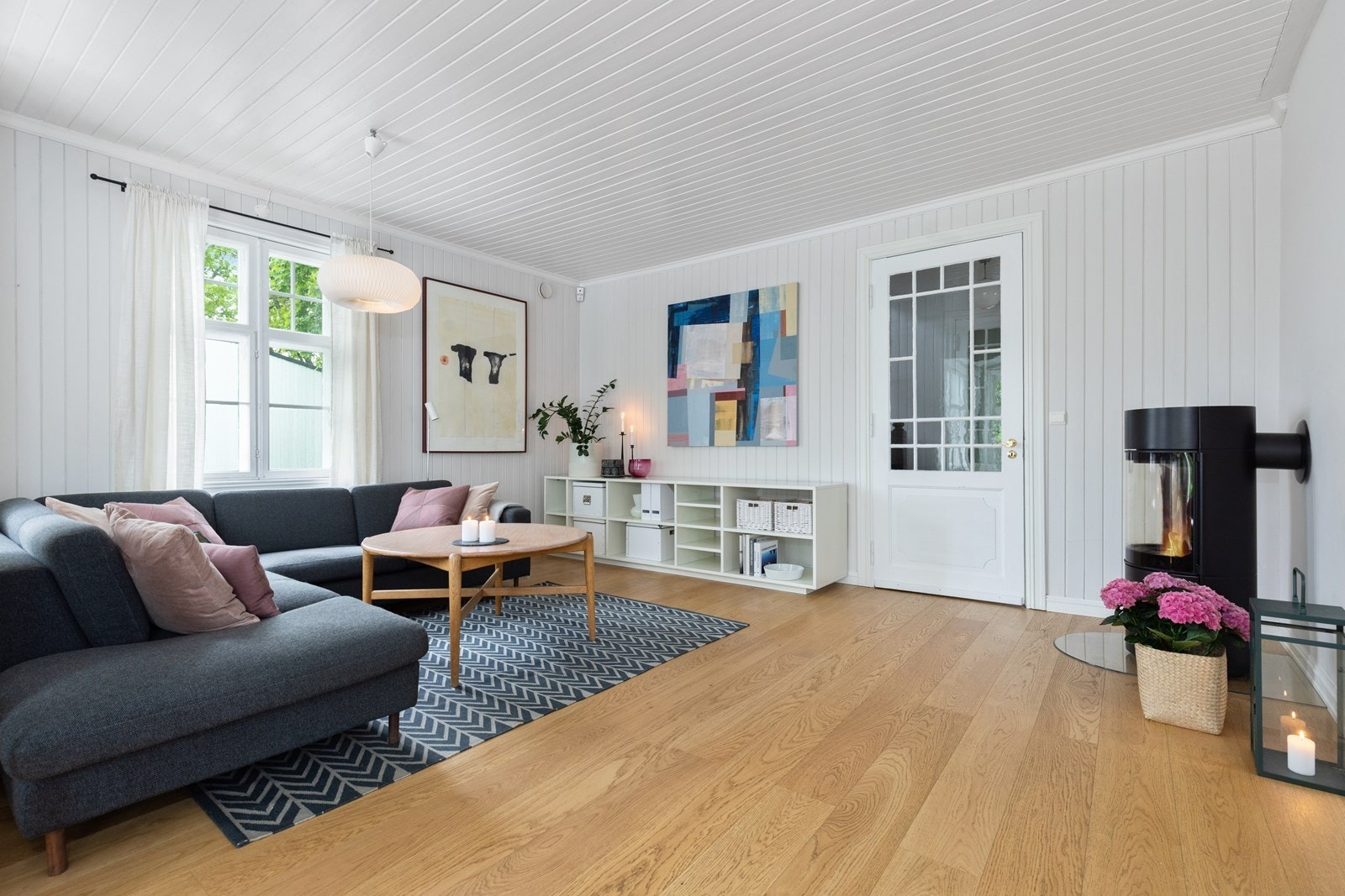 Bred enstavs eikeparkett fra 2016 i samtlige rom. Galleribilde