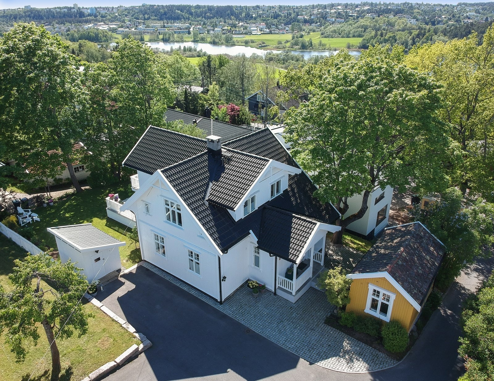 Parkering på egen gårdsplass. To elbil-uttak. Galleribilde