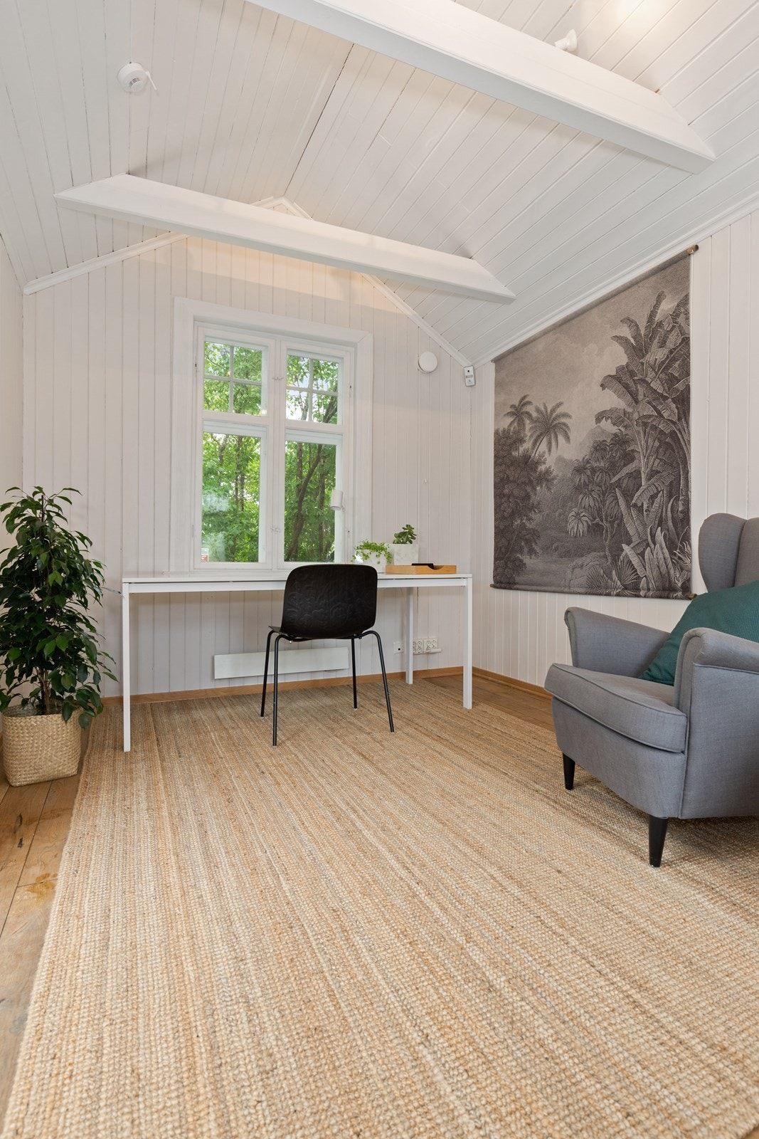 Heltre eikegulv og utsikt mot vest. Galleribilde