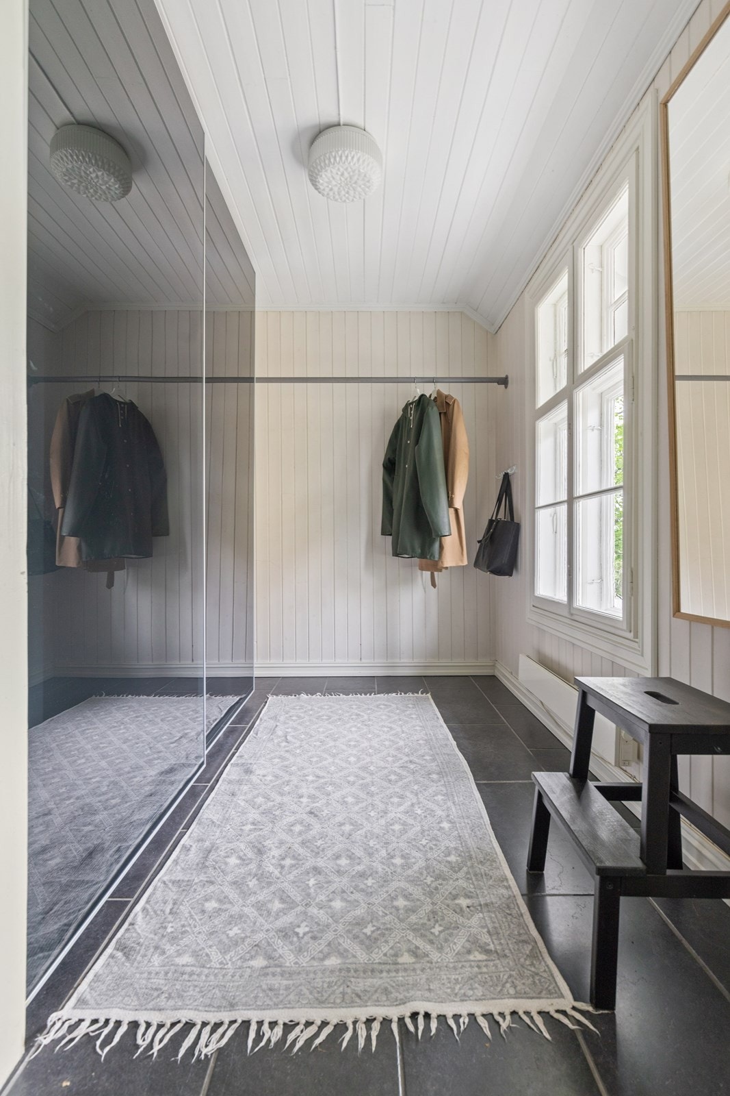 Romslig gang med stor skyvedørsgarderobe og praktiske skoskap. Galleribilde