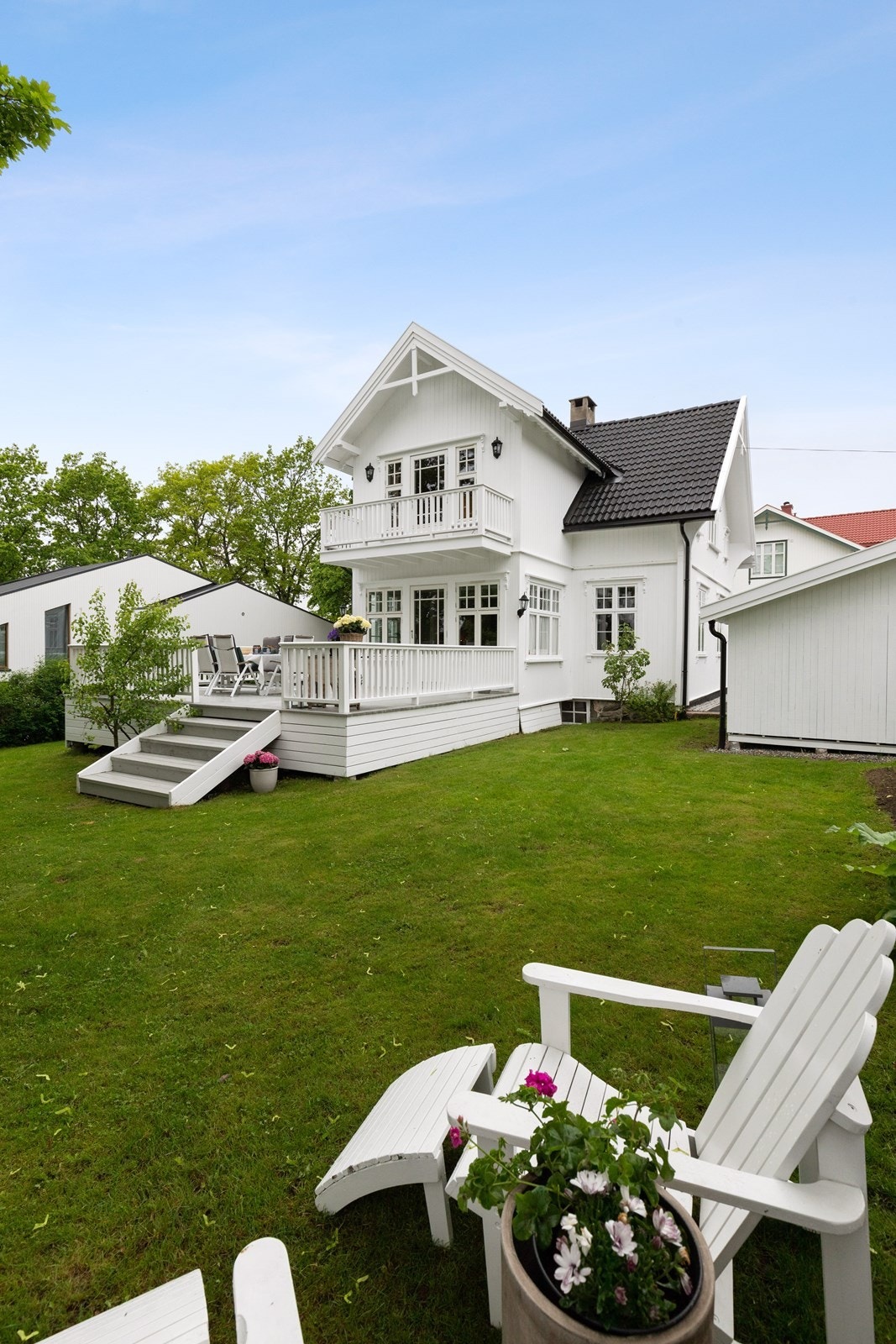 Hage med plass til lek og hygge. Galleribilde