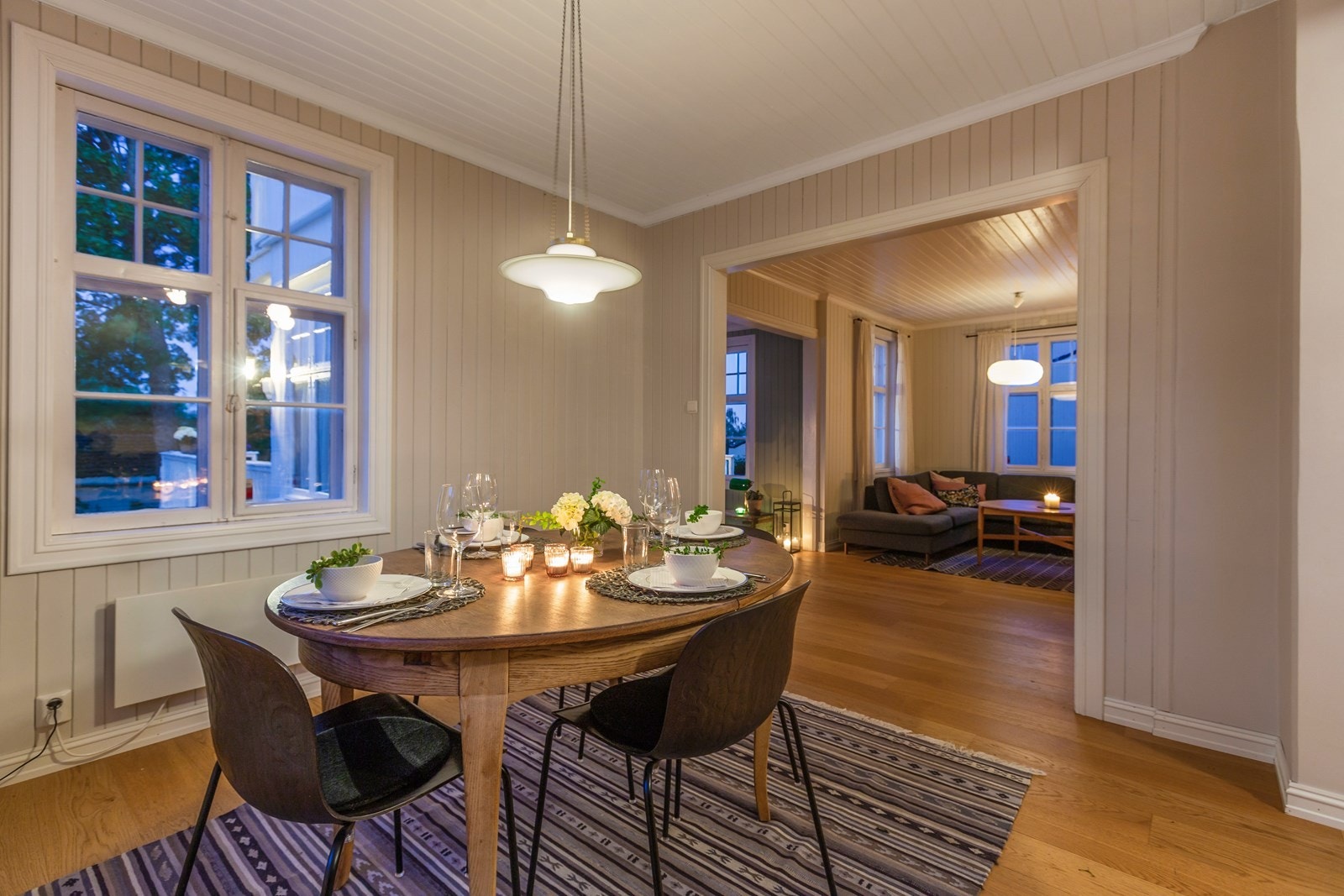 Velholdte originale vinduer gir huset sjel. Galleribilde