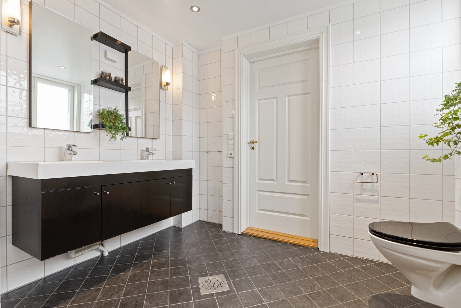 Romslig bad med varmekabel og dobbel vaskeservant. Galleribilde