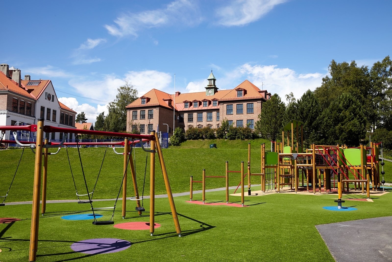 Oppsalveien 15B tilhører populære Østensjø skolekrets. Galleribilde