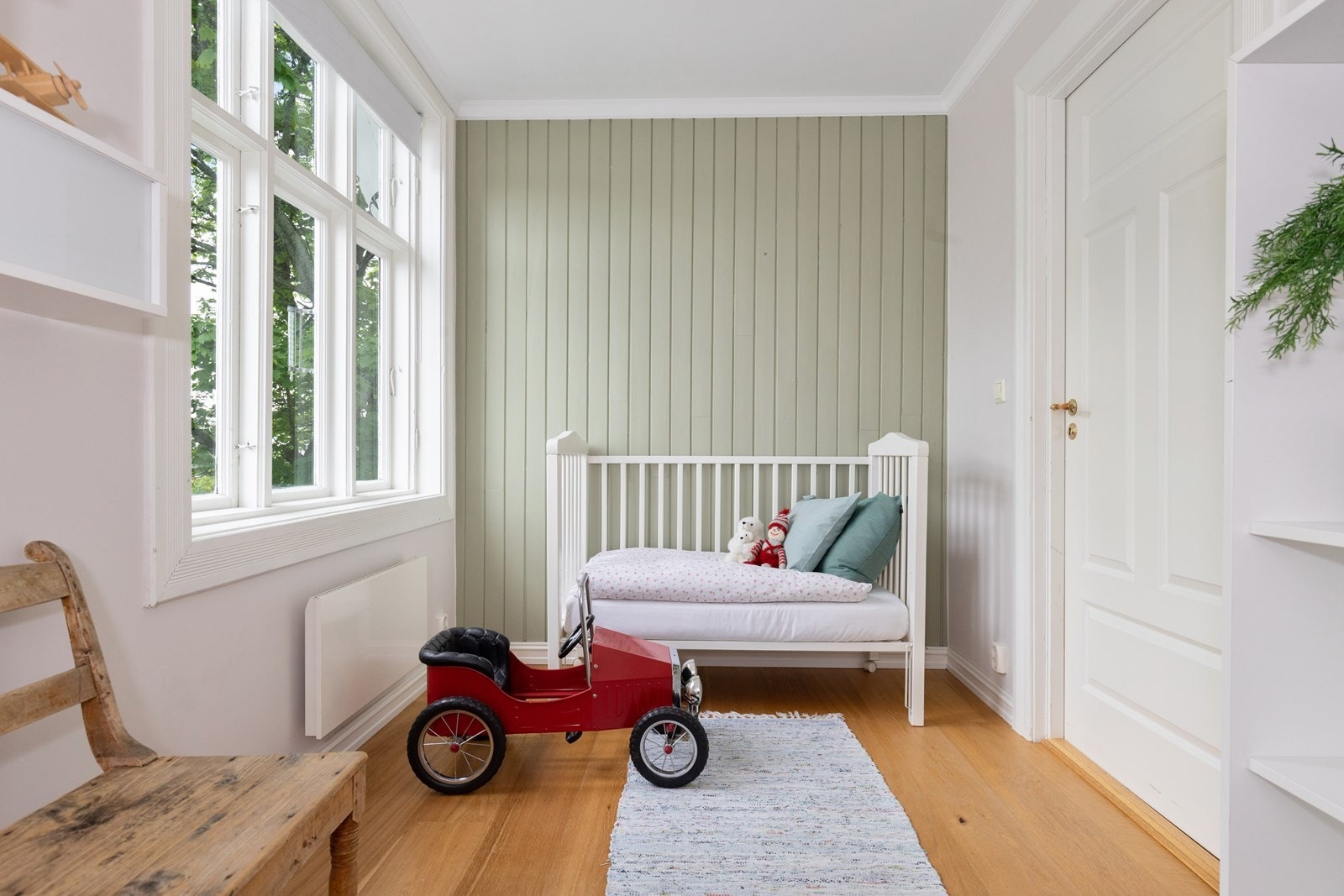 Store trefags vinduer på soverom gir lys og luft. Galleribilde