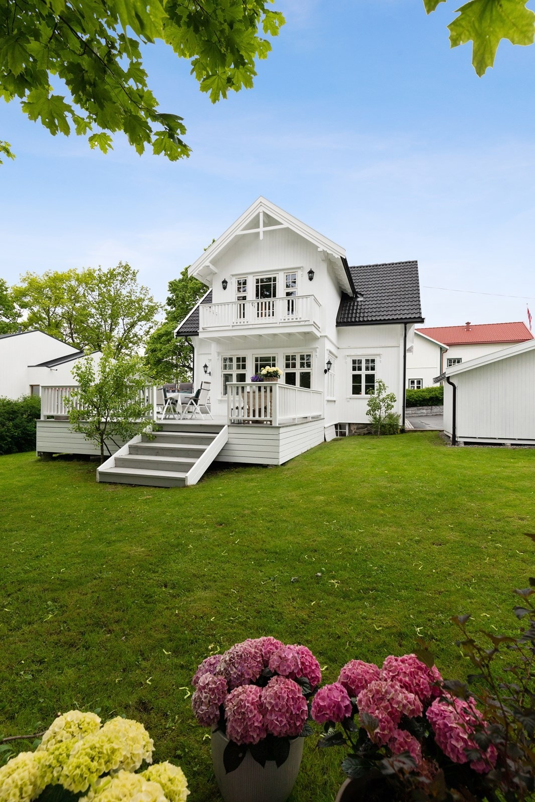 Pent opparbeidet og beplantet hage. Galleribilde