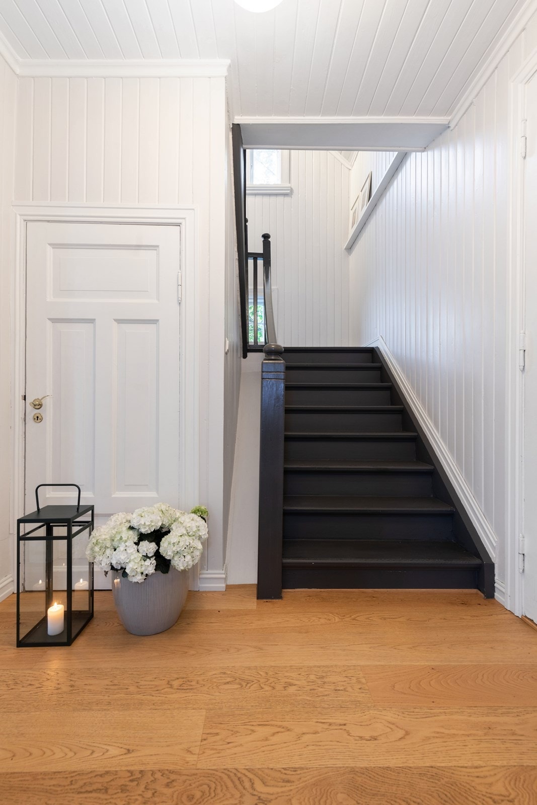 Nedgang til kjeller med vaskerom og 2 boder. Galleribilde