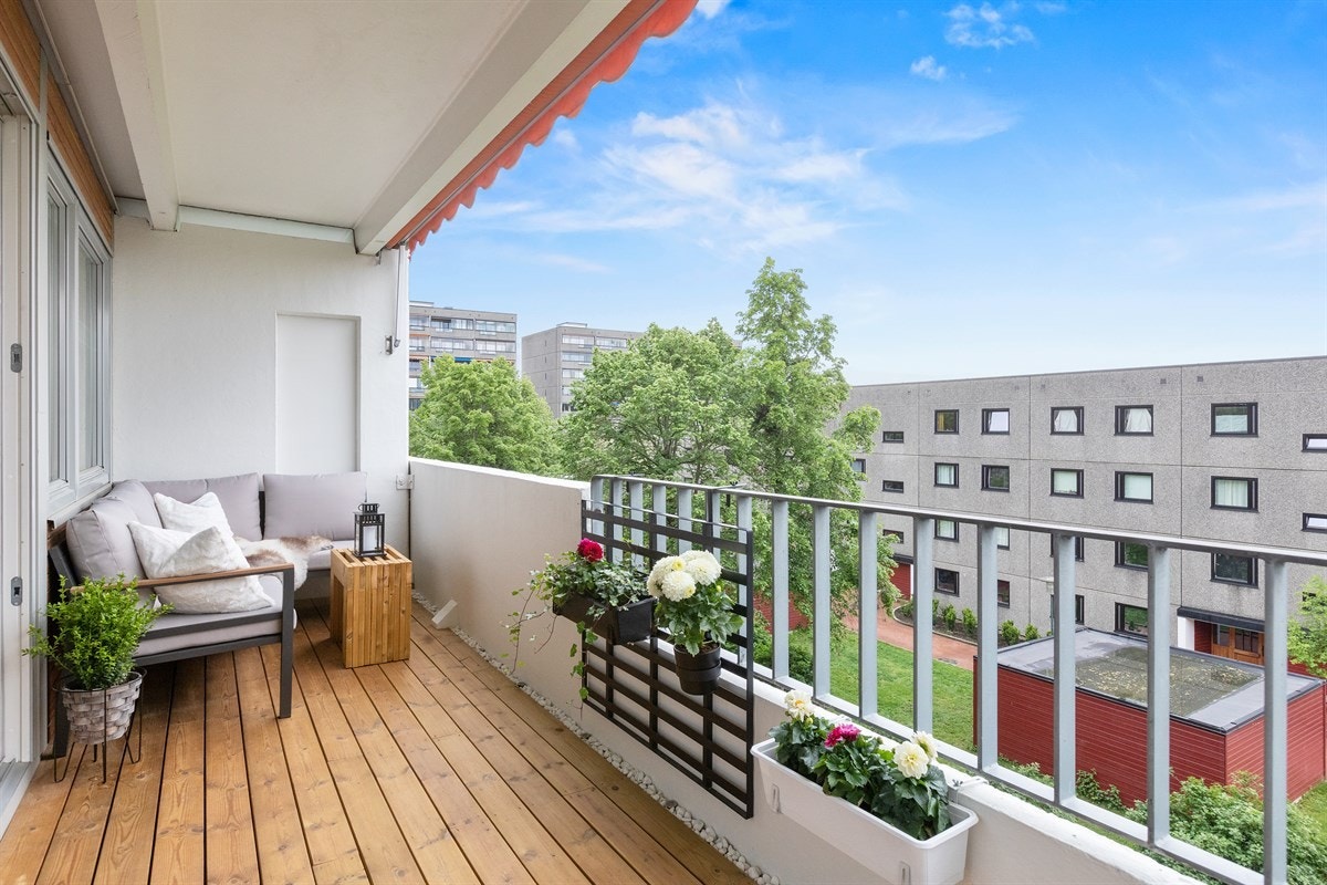 Utgang til sydvestvendt balkong på ca. 10 kvm med lite innsyn og sol fra formiddag til kveld. Galleribilde