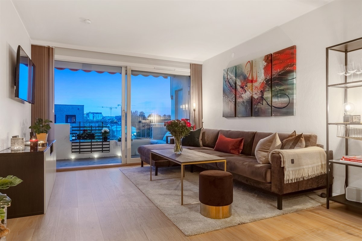 Stuen har en svært god størrelse og store vindusflater som slipper inn rikelig med naturlig lys. Galleribilde