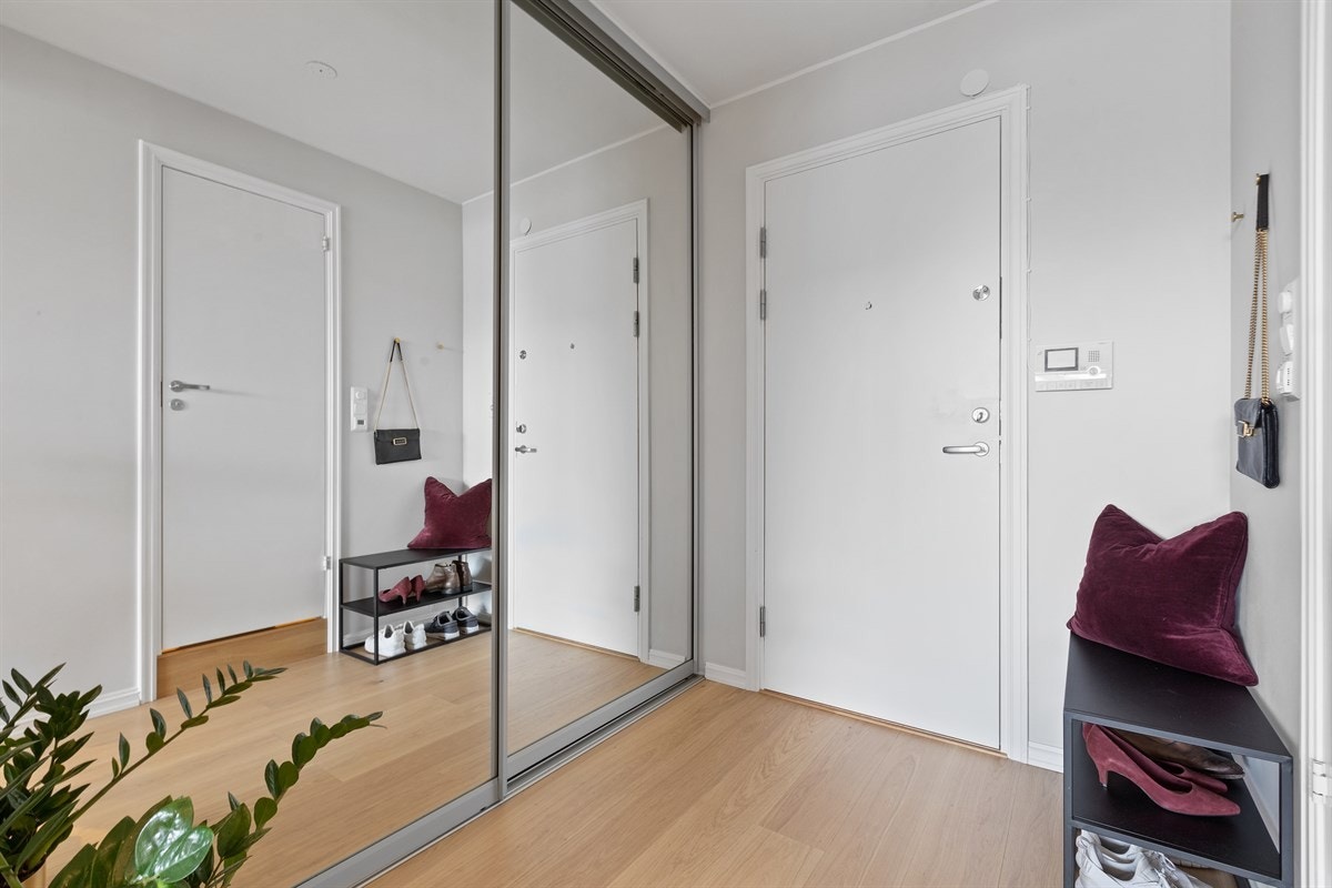 Entréen er lys og innbydende, med plass til oppbevaring av sko - og ytterbekledning. Galleribilde