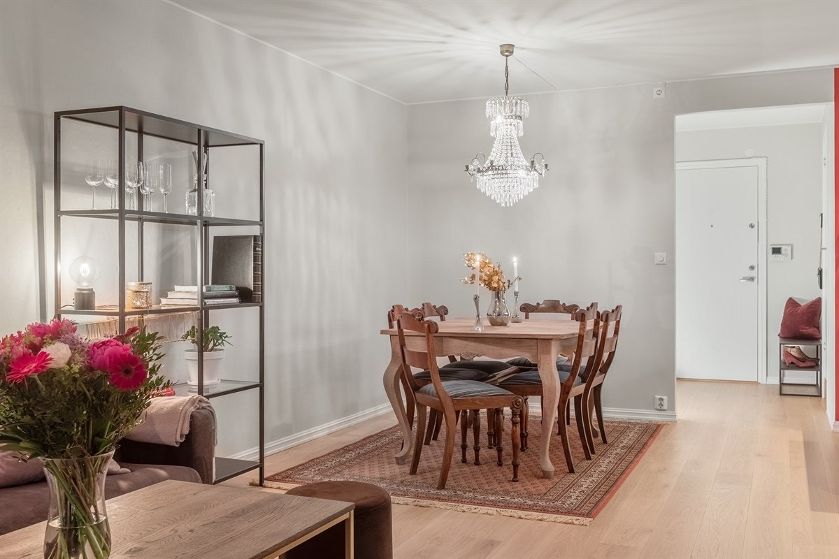 God plass til spisebord med tilhørende møblement. Galleribilde