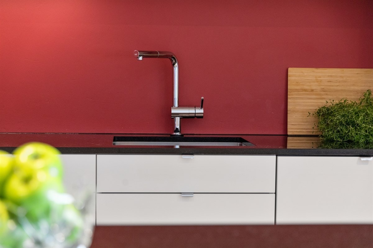 Kjøkkenet har smarte og praktiske løsninger; touchsensor og uttrekkbar tut på blandebatteri, lys i og under overskap med touchsensor, samt utdragbar karusell i hjørnet. Galleribilde