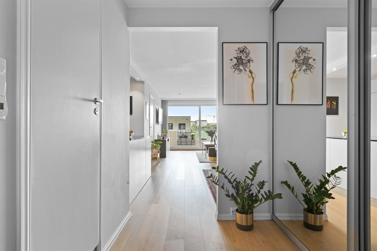 Flott skyvedørsgarderobe med speildører, samt calingannlegg med portåpner. Ny entrédør i 2017. Galleribilde