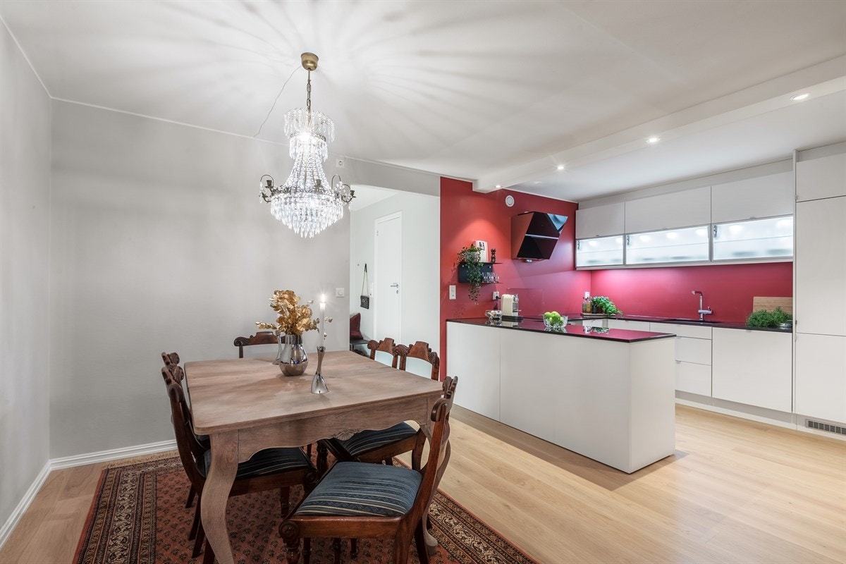 En åpen og sosial løsning mot kjøkken. Galleribilde