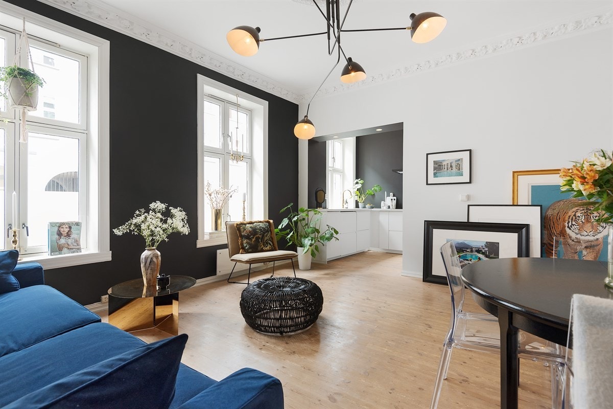 Store vindusflater med dype karmer gir godt med naturlig lys inn. Galleribilde