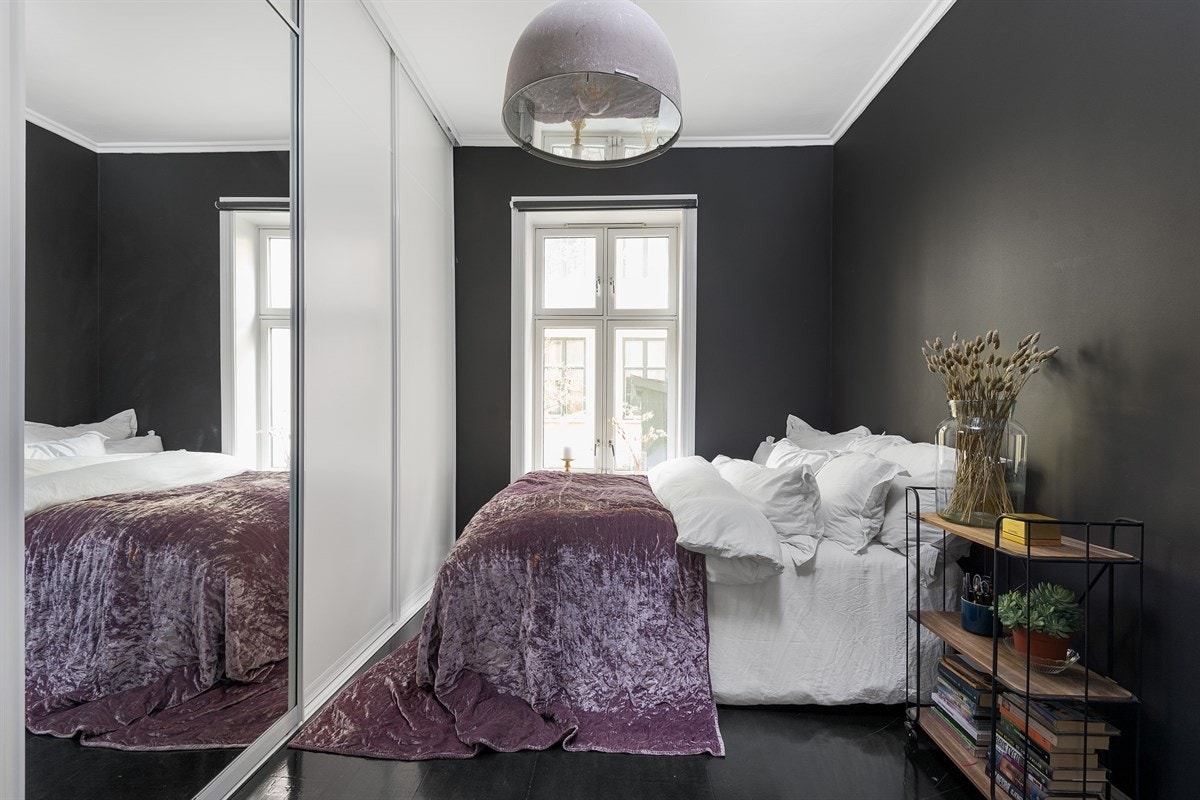 Soverom med god plass til dobbeltseng, nattbord og oppbevaringsplass i skyvedørsgarderobe. Galleribilde