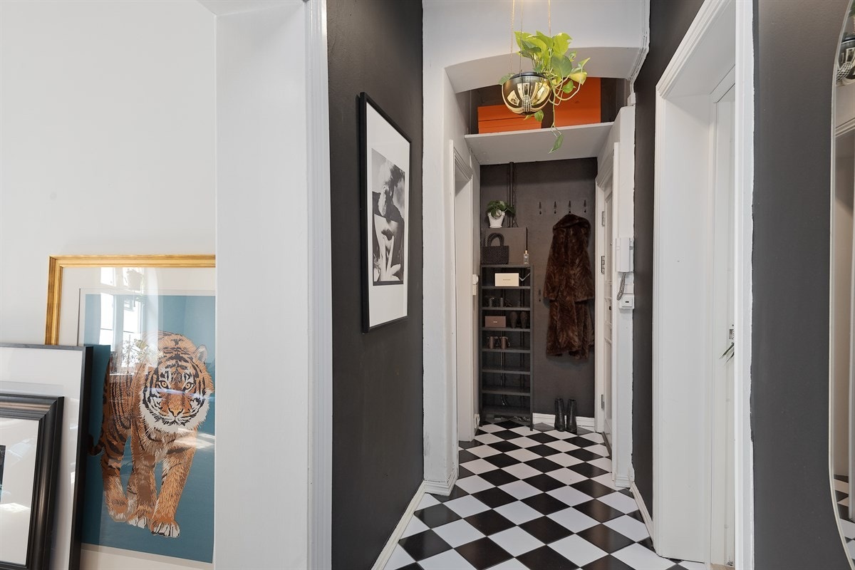 Innbydende entré med plass til oppbevaring av yttertøy og sko. Galleribilde