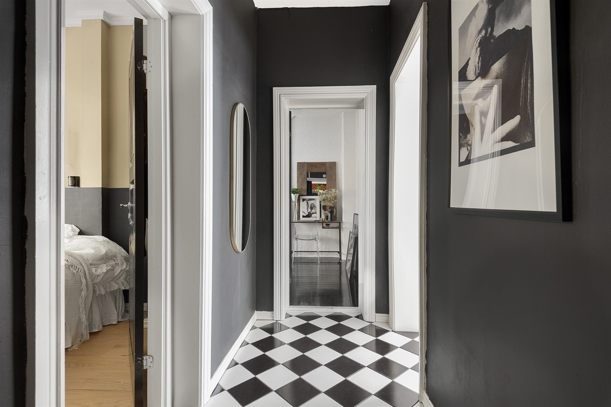 Adkomst soverommene fra gang. Begge soveromene er vendt ut mot hyggelig bakgård. Galleribilde
