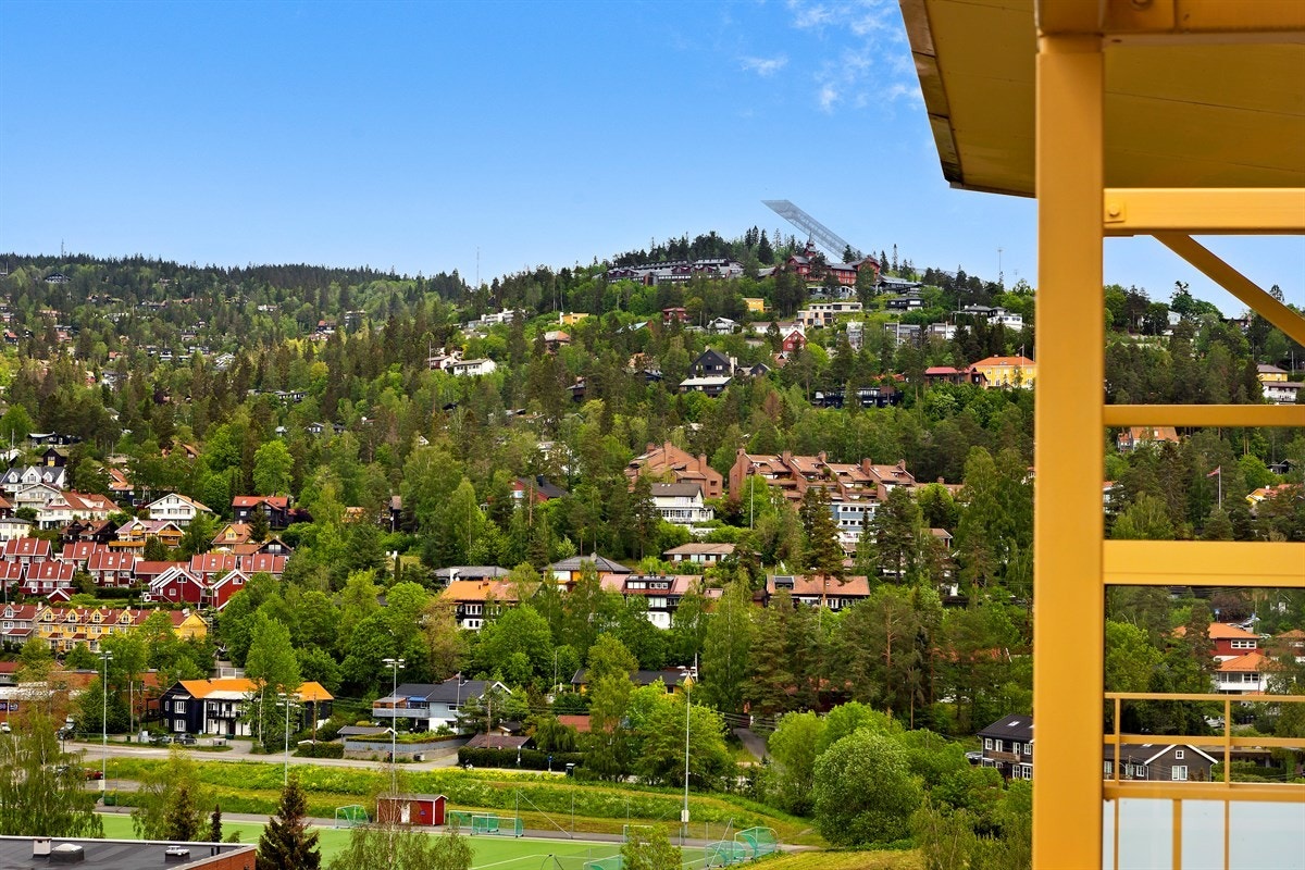 Flott utsikt mot Holmenkollen fra veranda. Galleribilde