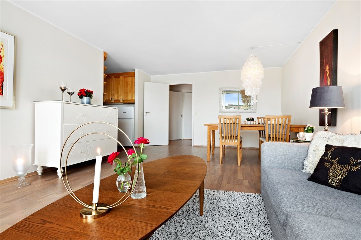 Stuen har en god størrelse med flere muligheter for møblering. Galleribilde