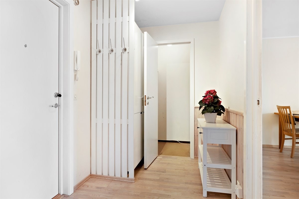 Lys og innbydende entré med plass til oppbevaring av sko og ytterbekledning. Galleribilde