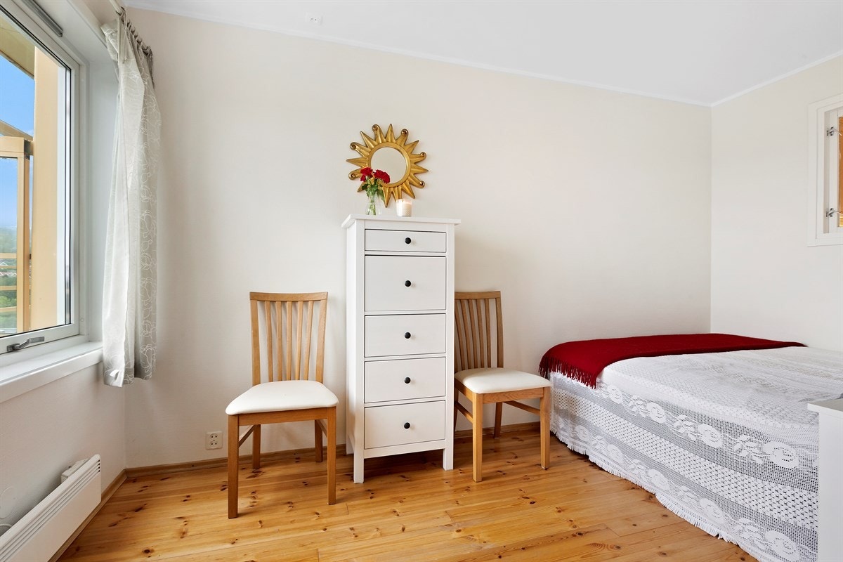 Soverom av god størrelse med muligheter for oppbevaringsmøbler. Galleribilde