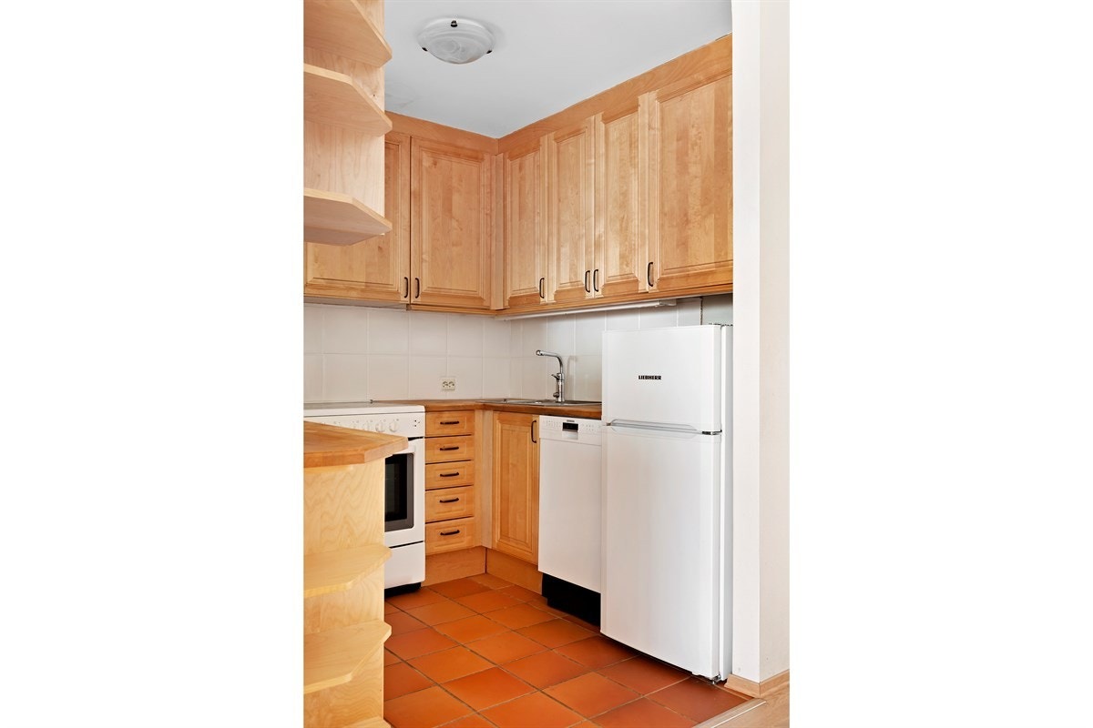 Kjøkken med god skap- og benkeplass. Galleribilde