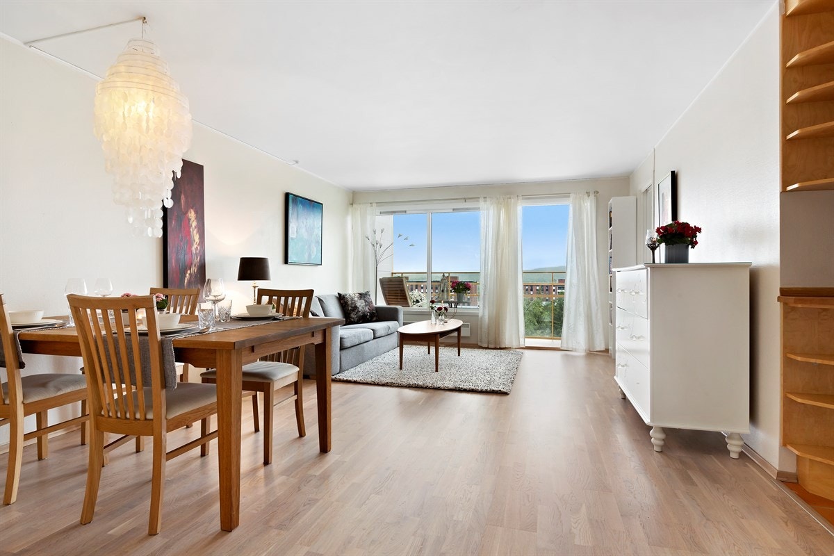 Hyggelig del i stuen for spisebord med tilhørende møblement. Galleribilde