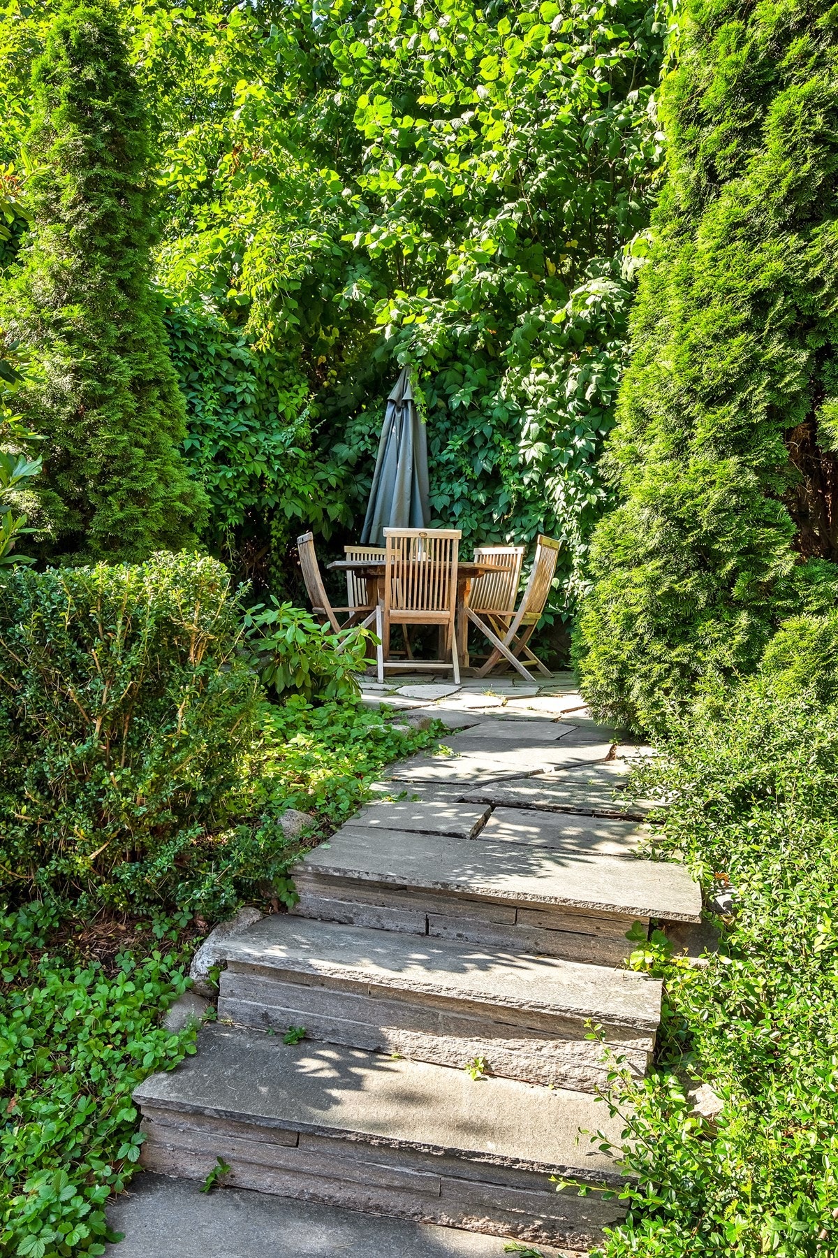 Hyggelig skifterbelagte gangstier og sitteplasser Galleribilde