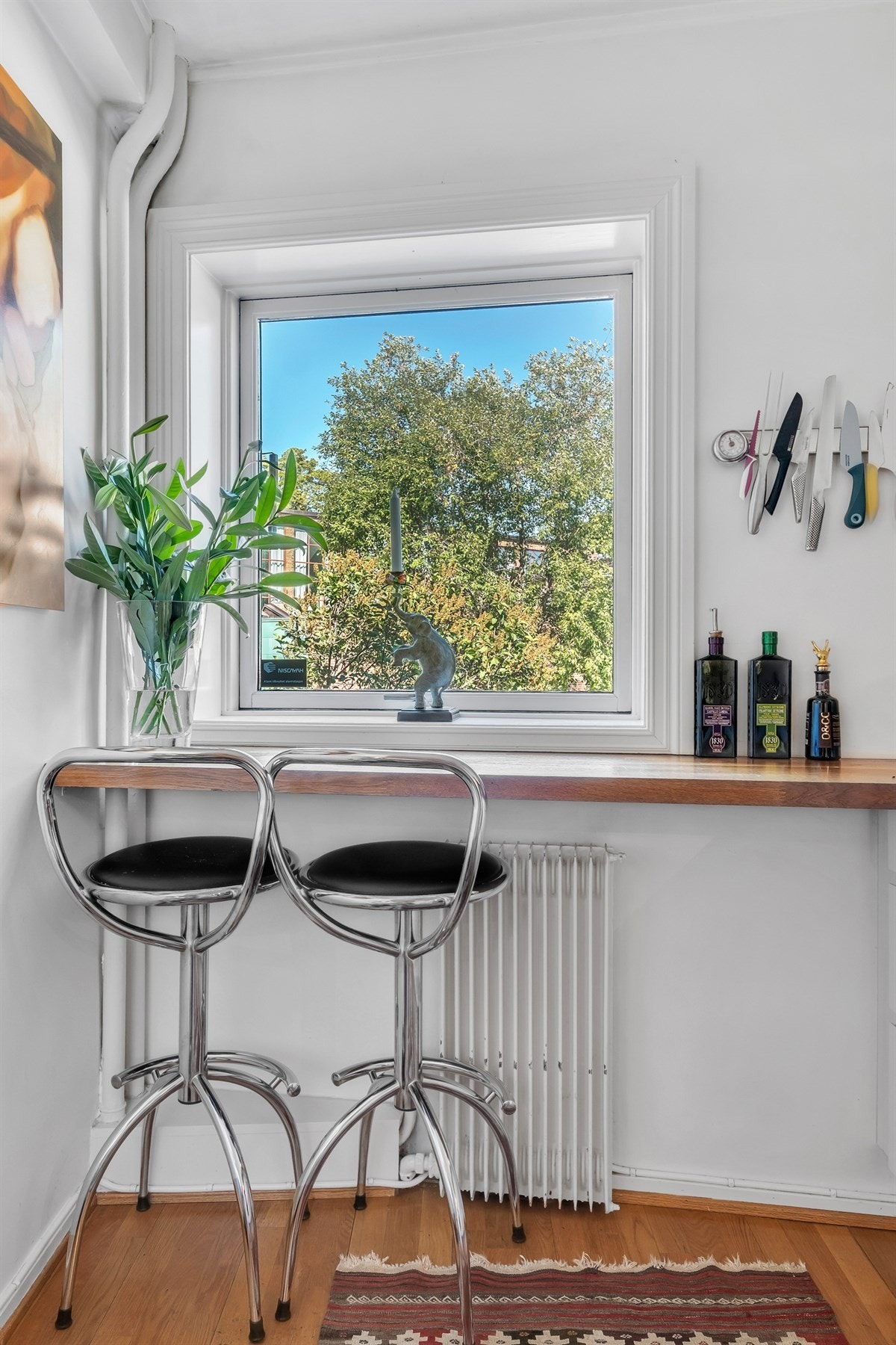 Utsyn fra frokostbenken til grøntarealet rundt Vigeland-museet Galleribilde